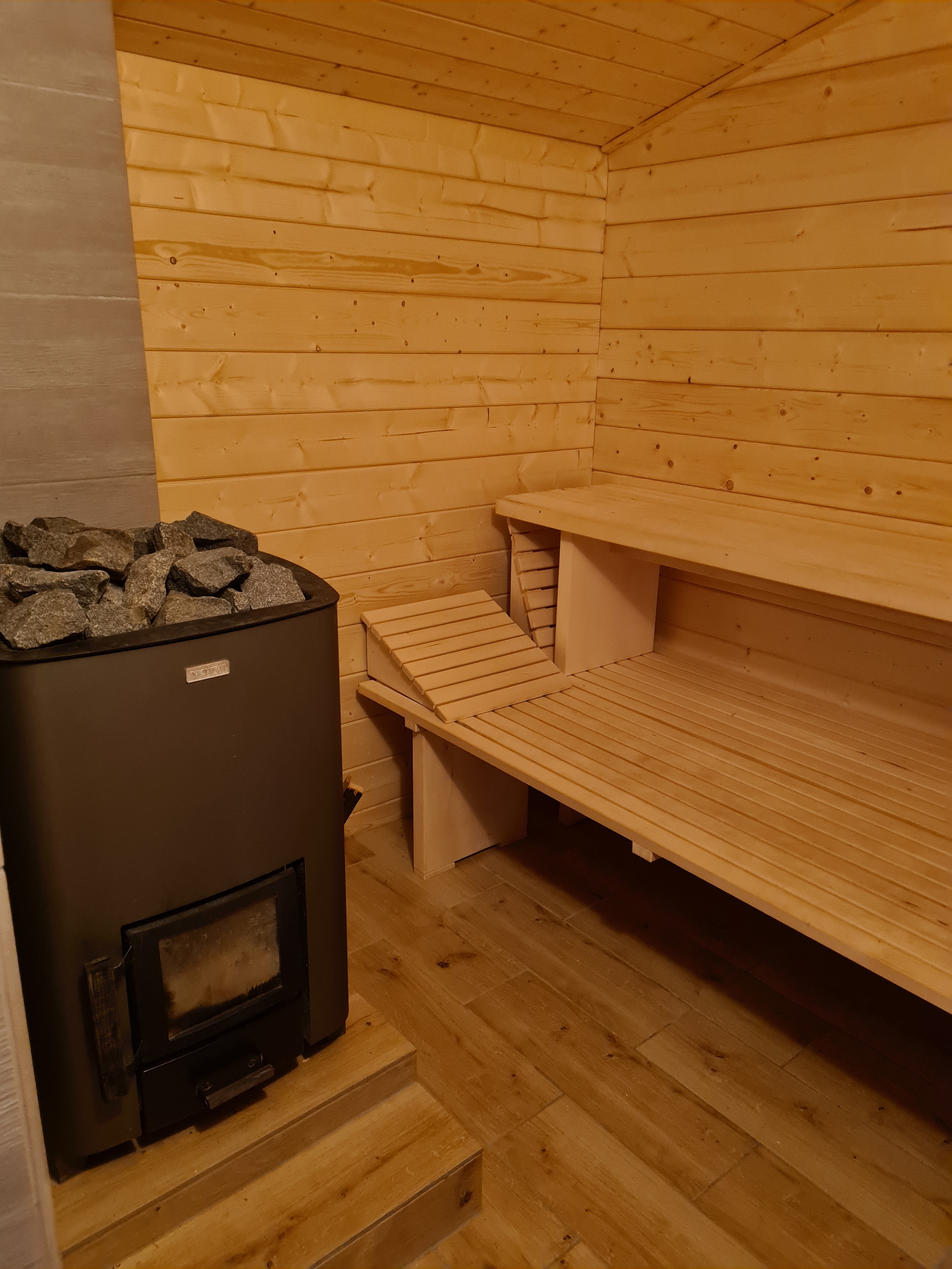 Finská sauna s kamny na dřevo
